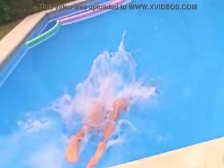 Sempurna bokong remaja mengenakan see-through pakaian renang di itu kolam renang!