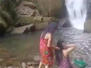 Okouzlující holky mající koupel venkovní, volný xxx video 6d