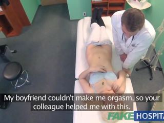 Falošný nemocnica hanblivé pacient s namáčanie vlhké pička strieka na docs prsty