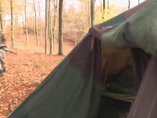 Евро госпожица получава двойно прецака в а tent