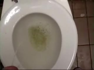 Publisks tualete urinējošas