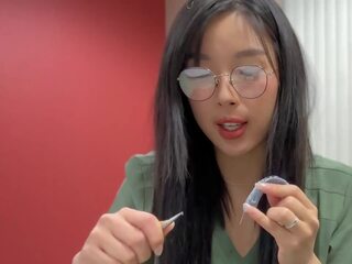 Cantik asia medis pelajar di kacamata dan alam alat kemaluan wanita keparat dia pamong dan mendapat creampied