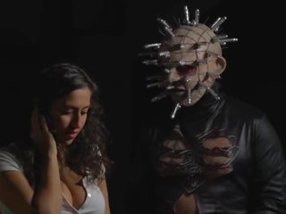 หลัง the ฉาก ของ cockraiser: the hellraiser xxx ล้อเลียน