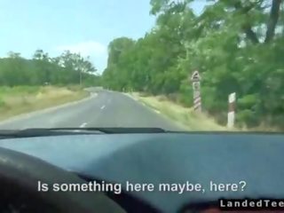 Hitchhiker par knull i bil av främling