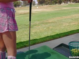 Karla kush je a lousy golfer